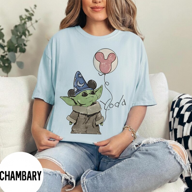 K&ouml;nnte beinhalten: Rustikales Holzschild mit dem Text "Welcome to our home" in wei&szlig;en Buchstaben. Das Schild hat eine Used-Optik und ein schlichtes, einladendes Design, ideal f&uuml;r die Eingangsbereichsdekoration.