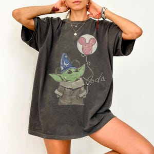 K&ouml;nnte beinhalten: Eine wei&szlig;e Keramik-Tasse mit schwarzem Henkel und dem Text "But First, Coffee" in fetter, schwarzer Schrift. Die Tasse steht vor einem schlichten wei&szlig;en Hintergrund, der ihr schlichtes Design hervorhebt.