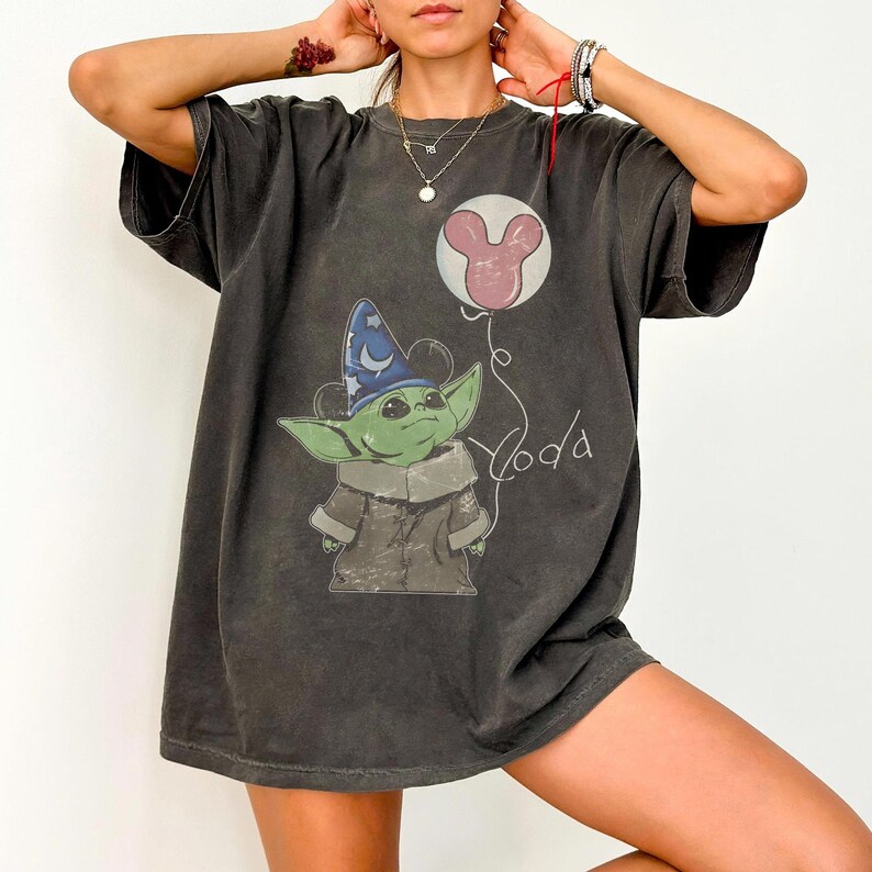 K&ouml;nnte beinhalten: Eine wei&szlig;e Keramik-Tasse mit schwarzem Henkel und dem Text "But First, Coffee" in fetter, schwarzer Schrift. Die Tasse steht vor einem schlichten wei&szlig;en Hintergrund, der ihr schlichtes Design hervorhebt.