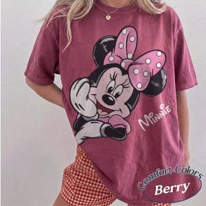 Comfort Colors söt rosa Mini Mouse-tröja, Disney flickresetröja, matchande Mimmiöron-tröja, magisk semesteroutfit i Disneyland bild 9
