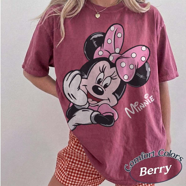 Comfort Colors söt rosa Mini Mouse-tröja, Disney flickresetröja, matchande Mimmiöron-tröja, magisk semesteroutfit i Disneyland bild 9