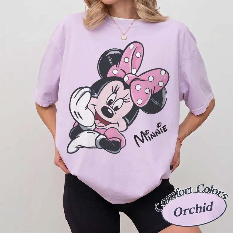 Comfort Colors söt rosa Mini Mouse-tröja, Disney flickresetröja, matchande Mimmiöron-tröja, magisk semesteroutfit i Disneyland bild 3