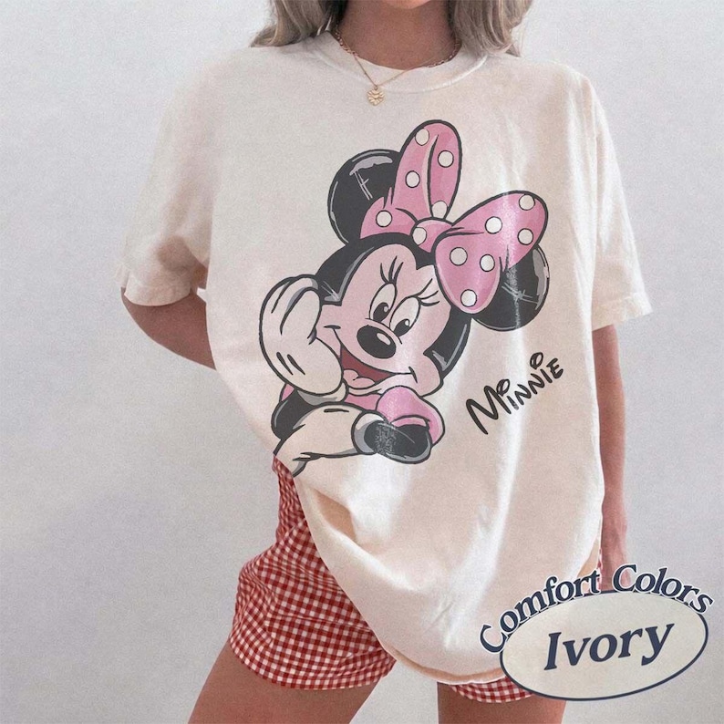 Comfort Colors söt rosa Mini Mouse-tröja, Disney flickresetröja, matchande Mimmiöron-tröja, magisk semesteroutfit i Disneyland bild 1