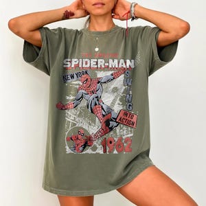 Pu&ograve; includere: Un set di tre tazze in ceramica con finitura opaca e macchiettata. Le tazze sono nei toni del crema, grigio chiaro e grigio scuro. Ogni tazza ha un design semplice e minimalista e un manico arrotondato.