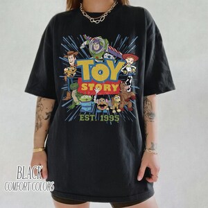 レトロコンフォートカラー トイストーリーランドシャツ、ディズニーコケットピクサー、ディズニーウッディジェシーバズライトイヤー、コケットユーヴゴットアフレンドインミーシャツ 画像 6