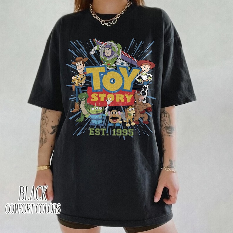 レトロコンフォートカラー トイストーリーランドシャツ、ディズニーコケットピクサー、ディズニーウッディジェシーバズライトイヤー、コケットユーヴゴットアフレンドインミーシャツ 画像 6