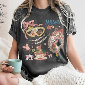 Camiseta vintage de Disney Moana Coquette Bows, camiseta de Maui Moana Hei Hei y Pua, camiseta familiar de Disney, camiseta de la princesa Ariel de Disney, regalo divertido de princesa imagen 2