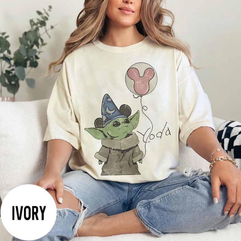 Komfort Farben Grogu Zauberhut Shirt, Vintage Baby Yoda Micky Ballon T-Shirt, Star Wars Fantasia Disney Trip Shirt Bild 2