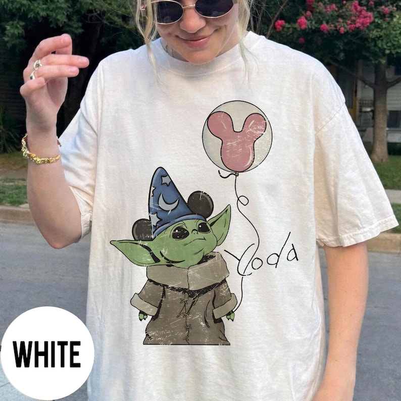 Komfort Farben Grogu Zauberhut Shirt, Vintage Baby Yoda Micky Ballon T-Shirt, Star Wars Fantasia Disney Trip Shirt Bild 1