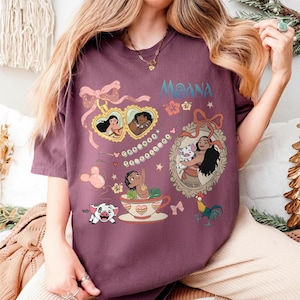 Puede incluir: Una camiseta granate con un dise&ntilde;o gr&aacute;fico colorido inspirado en la pel&iacute;cula de animaci&oacute;n "Vaiana". El dise&ntilde;o incluye personajes y elementos de la pel&iacute;cula, como Vaiana, Maui, Pua y Hei Hei.