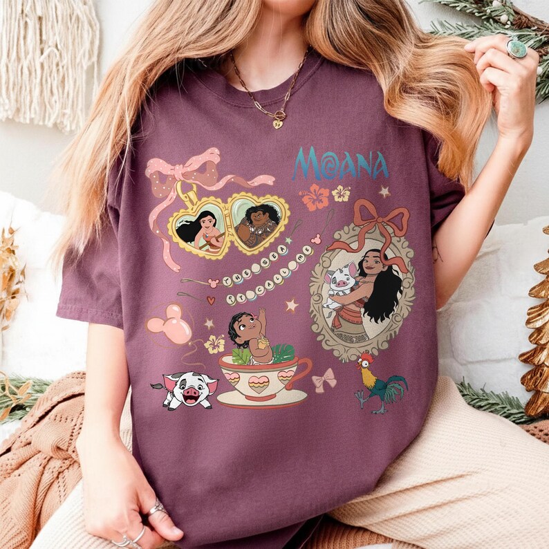 Puede incluir: Una camiseta granate con un dise&ntilde;o gr&aacute;fico colorido inspirado en la pel&iacute;cula de animaci&oacute;n "Vaiana". El dise&ntilde;o incluye personajes y elementos de la pel&iacute;cula, como Vaiana, Maui, Pua y Hei Hei.