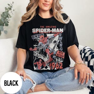 Pu&ograve; includere: Un cartello in legno rustico bianco con la scritta "Welcome" in stile handwritten. Il cartello presenta un aspetto invecchiato e un elemento floreale decorativo. Ideale per una porta d'ingresso o un corridoio.