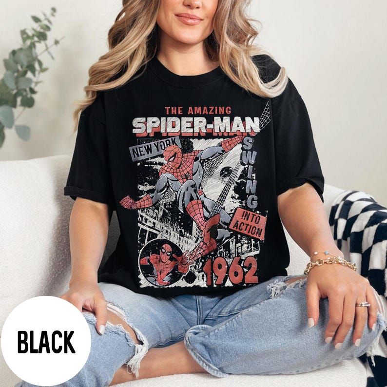 Pu&ograve; includere: Un cartello in legno rustico bianco con la scritta "Welcome" in stile handwritten. Il cartello presenta un aspetto invecchiato e un elemento floreale decorativo. Ideale per una porta d'ingresso o un corridoio.