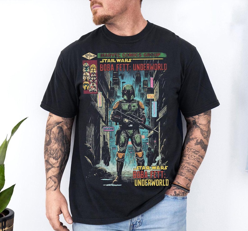 Puede incluir: Camiseta negra con un gr&aacute;fico de Boba Fett de Star Wars: Underworld. El dise&ntilde;o incluye el texto "Marvel Comics Group" y "Star Wars" sobre la ilustraci&oacute;n del personaje. La obra de arte est&aacute; ambientada en una escena de ciudad futurista.