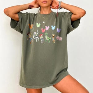 K&ouml;nnte beinhalten: Ein Set aus drei Keramikbechern mit gesprenkelter, matter Oberfl&auml;che. Die Becher sind in Creme-, Hellgrau- und Dunkelgraut&ouml;nen gehalten. Jeder Becher hat ein schlichtes, minimalistisches Design und einen abgerundeten Henkel.