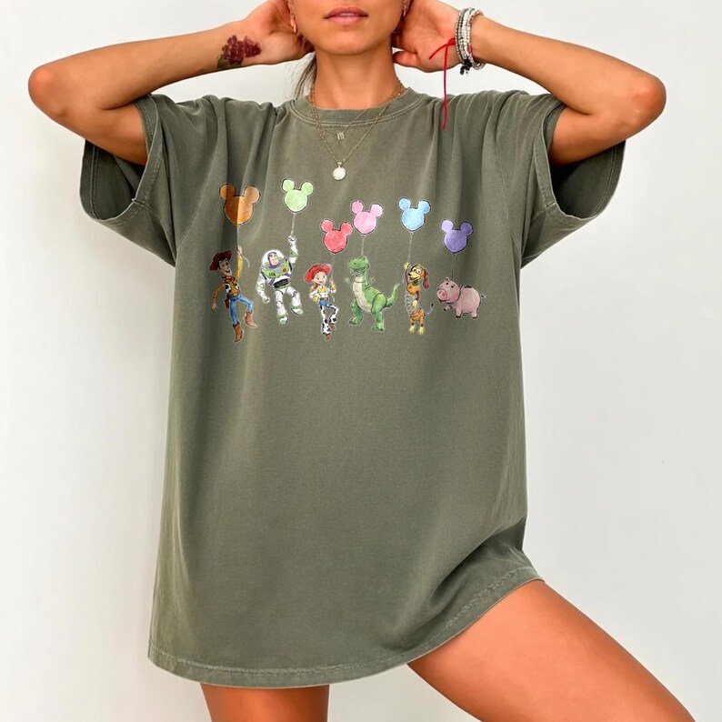 K&ouml;nnte beinhalten: Ein Set aus drei Keramikbechern mit gesprenkelter, matter Oberfl&auml;che. Die Becher sind in Creme-, Hellgrau- und Dunkelgraut&ouml;nen gehalten. Jeder Becher hat ein schlichtes, minimalistisches Design und einen abgerundeten Henkel.