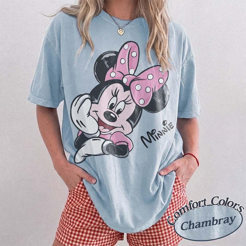 Comfort Colors söt rosa Mini Mouse-tröja, Disney flickresetröja, matchande Mimmiöron-tröja, magisk semesteroutfit i Disneyland bild 5