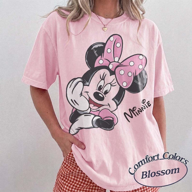 Comfort Colors söt rosa Mini Mouse-tröja, Disney flickresetröja, matchande Mimmiöron-tröja, magisk semesteroutfit i Disneyland bild 2