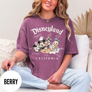 Retro Disneyland Kalifornien Est 1955 Komfortfärgad skjorta, Musse Pigg och vänner Signature-skjorta, Disney semestertröja, Walt Disney World bild 12