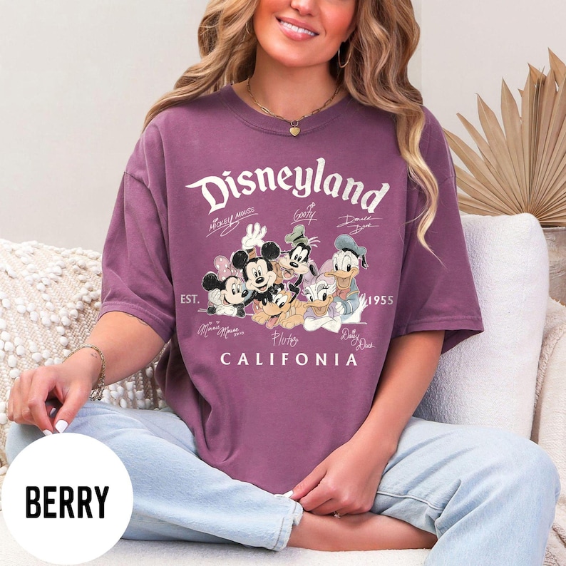 Retro Disneyland Kalifornien Est 1955 Komfortfärgad skjorta, Musse Pigg och vänner Signature-skjorta, Disney semestertröja, Walt Disney World bild 12
