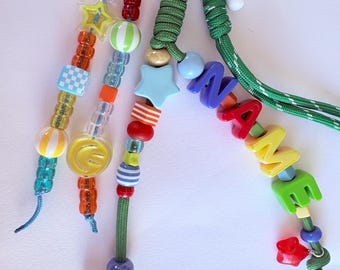 手作りの名入れビーズ付き太めキーホルダーパラコード、ユニークなバッグアクセサリー、バッグチャーム