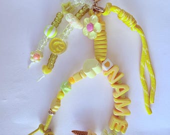 トレンドのサンシャインイエローのバブルレターカスタムネームバッグチャーム