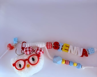 Individuell gestalteter Taschenanhänger/Schlüsselanhänger aus dicken Buchstabenperlen mit Hello-Kitty-Plüschtier