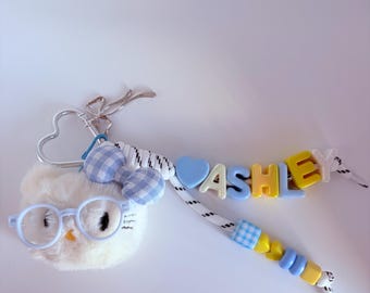 Individuell gestalteter Taschenanhänger/Schlüsselanhänger aus dicken Buchstabenperlen mit Hello-Kitty-Plüschtier