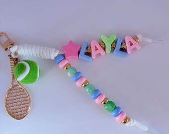 Individuell gestalteter Taschenanhänger/Schlüsselanhänger aus dicken Buchstabenperlen mit Tennisausrüstung