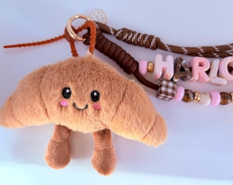 Individuell gestalteter Taschenanhänger/Schlüsselanhänger aus dicken Buchstabenperlen mit Croissant-Plüschtier