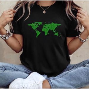 Op de afbeelding: Zwart t-shirt met een groene wereldkaart. De kaart is een gedetailleerde weergave van de continenten. Het t-shirt heeft een klassieke ronde hals, geschikt voor casual wear.