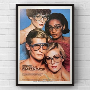 Puede incluir: Anuncio vintage con cuatro personas usando gafas de sol grandes y redondas. El anuncio promociona las gafas de sol con ajuste de luz Renauld React-A-Matic. El texto describe las características de las gafas.