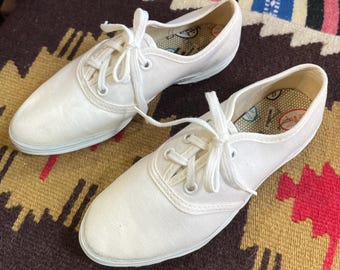 Zapatillas Keds vintage de los años 50 con cordones para niños de 4 a 5 años. Accesorios deportivos. Zapatos para niños pequeños. Lona de los años 50. Nuevas, sin usar.