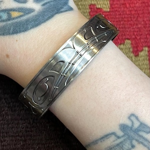 Pulsera vintage de acero inoxidable con diseño de orca en tono plateado, estilo nativo americano navajo, de la década de 2000, marca Yunkws Jewelry, talla única, estilo vaquera, años 2000, fabricada en Canadá, estilo Y2K.