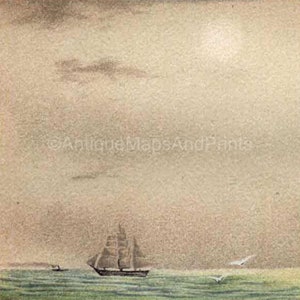 Puede incluir: Una ilustraci&oacute;n vintage de un velero con un solo m&aacute;stil y velas, navegando en un mar tranquilo bajo un cielo nublado. El cielo es de color marr&oacute;n claro y el mar es de color verde claro.