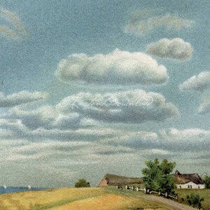 Puede incluir: Una pintura de acuarela de un paisaje rural con una granja en la distancia. El cielo es de un azul claro con nubes blancas y esponjosas. El primer plano es un campo de hierba amarilla.