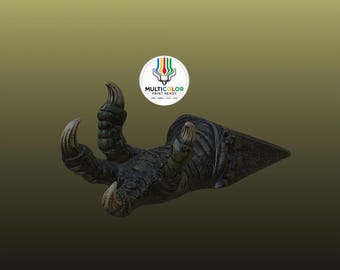 Könnte beinhalten: Eine dunkle, texturierte Kreaturenkralle-Skulptur mit drei scharfen, gebogenen Krallen mit hellen Spitzen. Die Basis der Kralle verjüngt sich zu einer spitzen, konischen Form. Ein kreisförmiges Logo darüber zeigt den Text MULTICOLOR PRINT READY.
