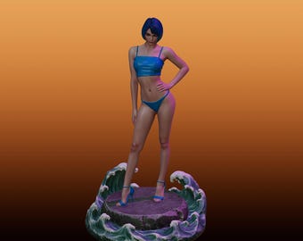 Könnte beinhalten: Eine Figur mit kurzem blauem Haar, bekleidet mit einem blauen zweiteiligen Badeanzug und passenden blauen Sandalen mit hohen Absätzen. Die Figur steht auf einem runden Steinsockel, der von geformten grünen und weißen Meereswellen umgeben ist.