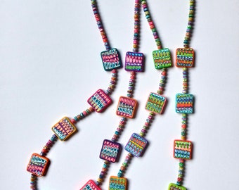 Röhrenförmige Perlen aus Fimo und kleinen Perlen Halskette