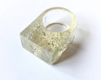 Resin ring with holographic flakes inside