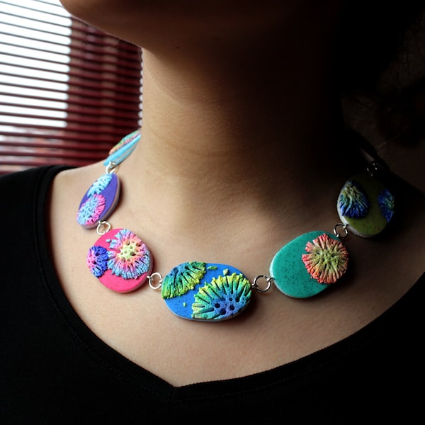 Collier en pâte polymère, Champignons multicolores.