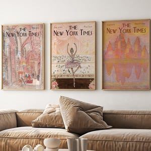 Pode incluir: Três capas emolduradas do New York Times vintage. A arte apresenta ilustrações de uma catedral, uma bailarina e uma paisagem urbana. As molduras são de cor de madeira clara, e o esquema de cores geral é rosa, laranja e creme.