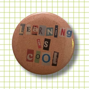 Peut inclure: Un bouton rond brun clair avec l'inscription "LEARNING is COOL" dans une police de style collage. Le fond est une grille blanche avec des lignes vertes. Un accessoire amusant.