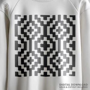 Op de afbeelding: Witte sweatshirt met een groot, geometrisch zwart-grijs patroon. Het ontwerp is een zich herhalend motief van in elkaar grijpende vormen. De woorden "DIGITAL DOWNLOAD SOLID & CUTOUT INCLUDED" staan onderaan gedrukt.