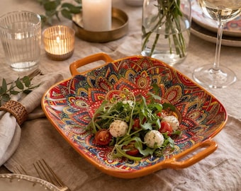 Ceramiczna miska do serwowania w stylu boho z uchwytami, kolorowy talerz z mandalą, dekoracyjne naczynie, wyjątkowy wystrój kuchni, prezent na parapetówkę