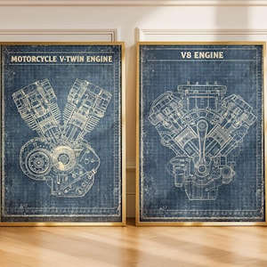 Puede incluir: Dos impresiones enmarcadas con planos de motores. Una muestra un motor V-twin de motocicleta, la otra un motor V8. Ambas tienen un fondo azul con dibujos lineales blancos y marcos dorados. Medidas en cm.
