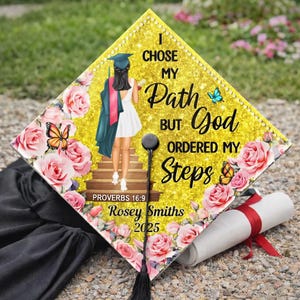Ik koos mijn pad, maar God bestelde My Steps Graduation Cap Topper – Gepersonaliseerde Christian Grad-pet, goudbloemig ontwerp