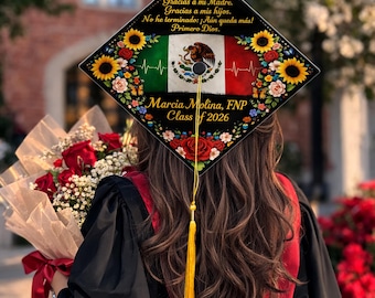 Adorno personalizado para birrete de graduación mexicano – Diseño con cita en español, Clase de 2026, Decoración personalizada para birrete con nombre, Regalo de graduación para latinas