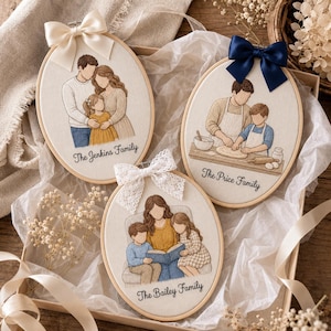 Puede incluir: Tres bastidores de bordado ovalados con retratos familiares personalizados sobre tela. Uno muestra una familia de tres, otro un progenitor y un ni&ntilde;o horneando, y otro un progenitor leyendo a dos ni&ntilde;os. Cada bastidor incluye un lazo y texto.