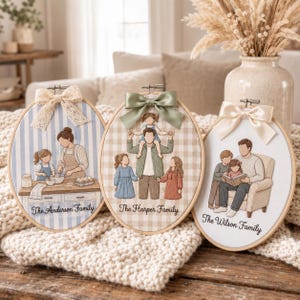 Puede incluir: Tres bastidores de bordado ovalados con retratos familiares personalizados. El bastidor izquierdo muestra una familia horneando sobre rayas azules con un lazo de encaje. El central tiene un lazo verde sobre cuadros. El derecho muestra una lectura.